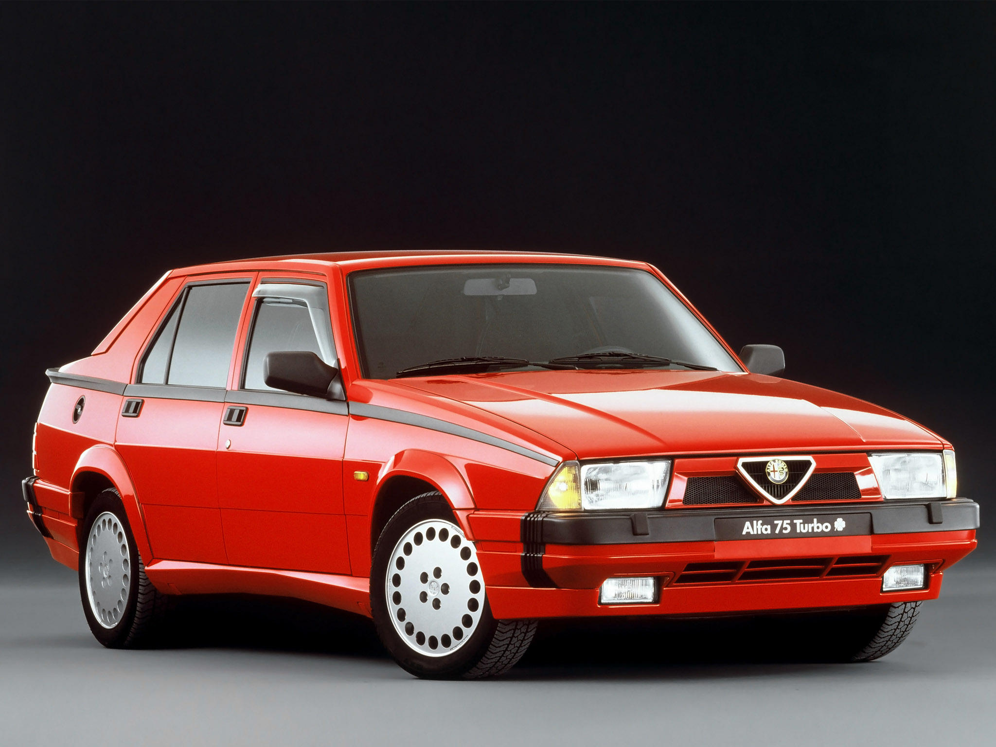 Alfa-Romeo 90  2.0i V6 (128Hp) - dane techniczne, wymiary, spalanie i opinie