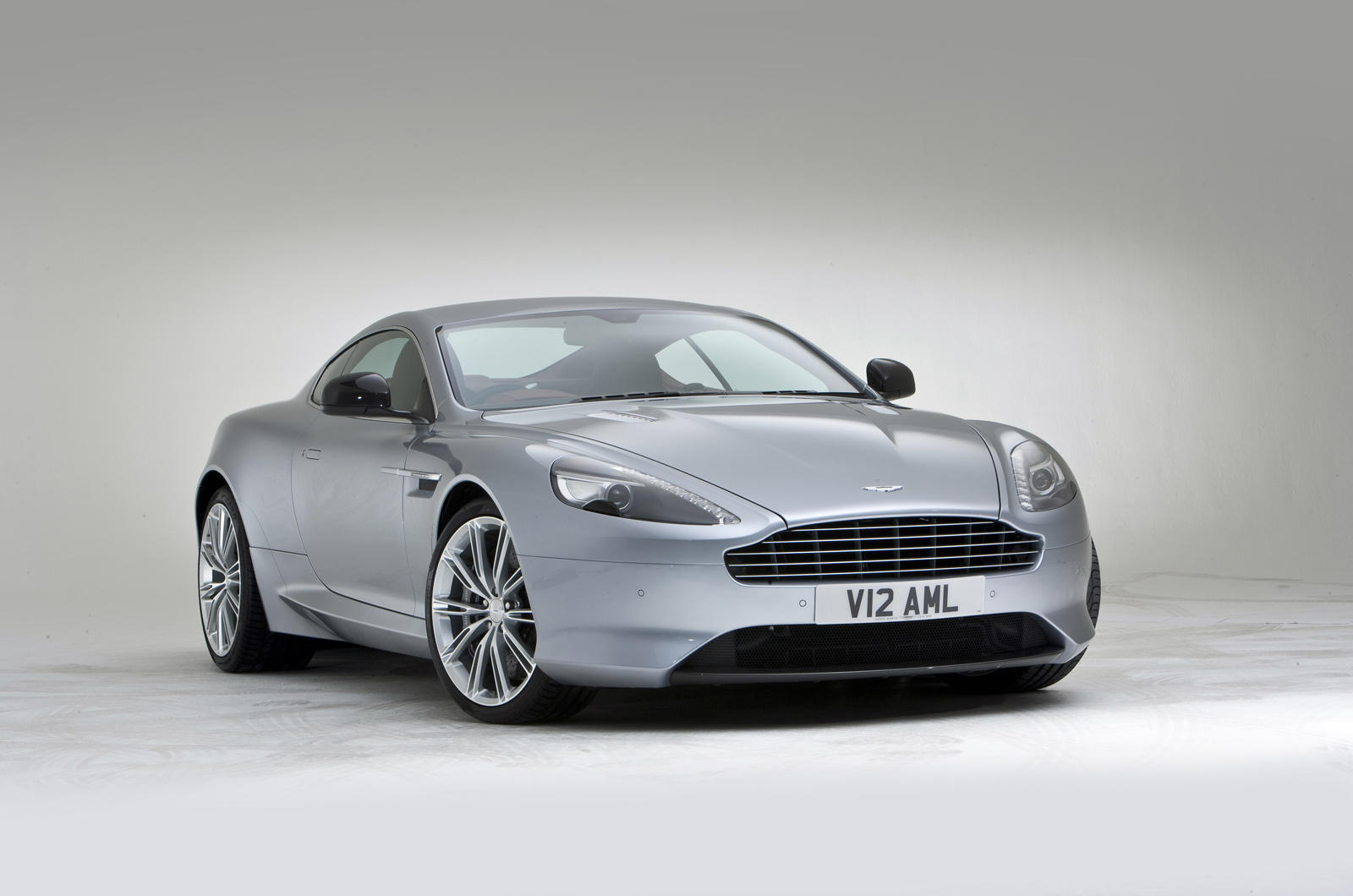 Aston-Martin DB9 5.9i V12 (477Hp) - dane techniczne, wymiary, spalanie i opinie