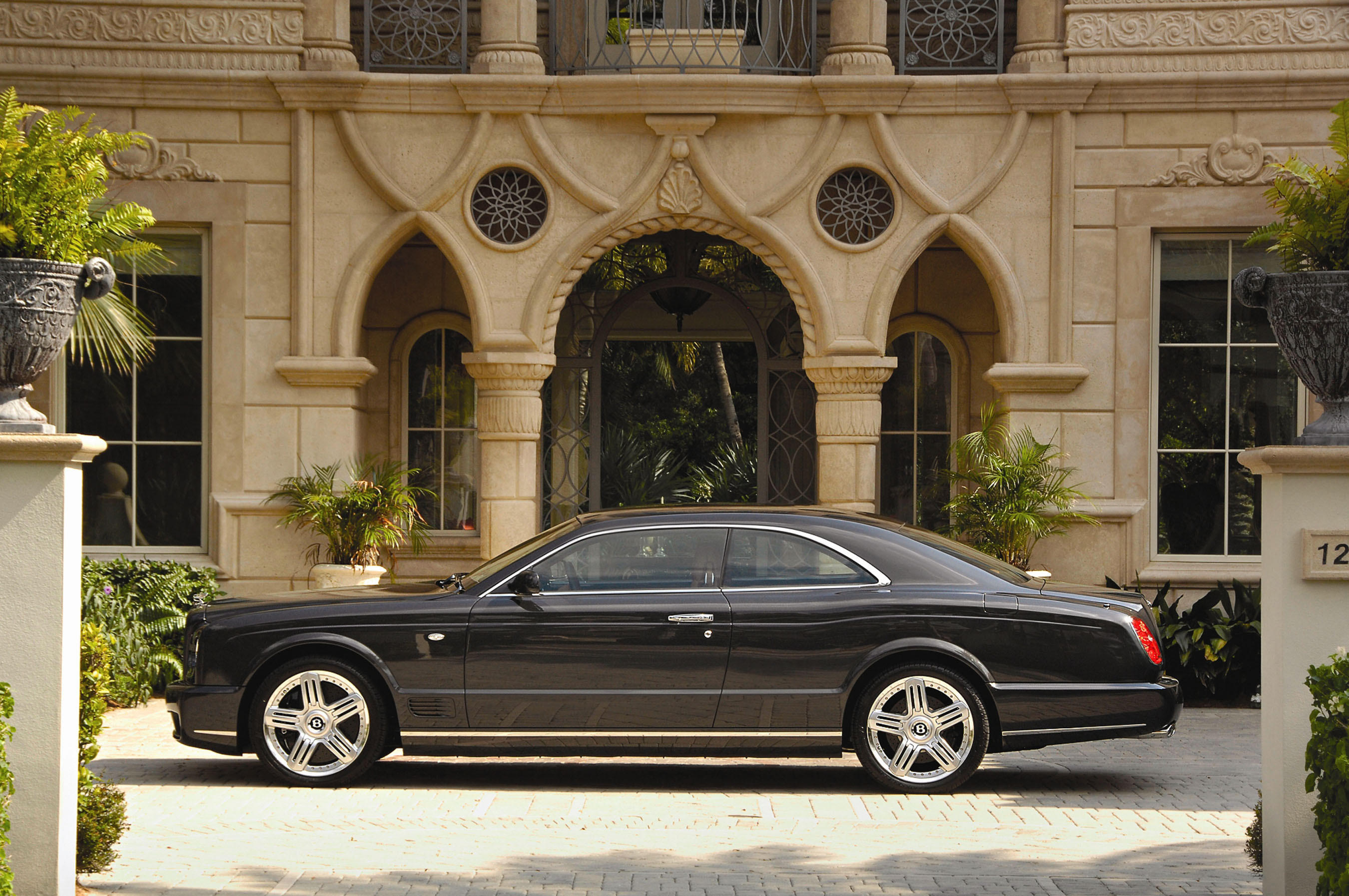Bentley Brooklands 6.7 i V8 Turbo 305 KM - dane techniczne, wymiary, spalanie i opinie