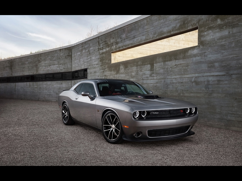 Dodge Challenger 6.1i V8 (425Hp) - dane techniczne, wymiary, spalanie i opinie