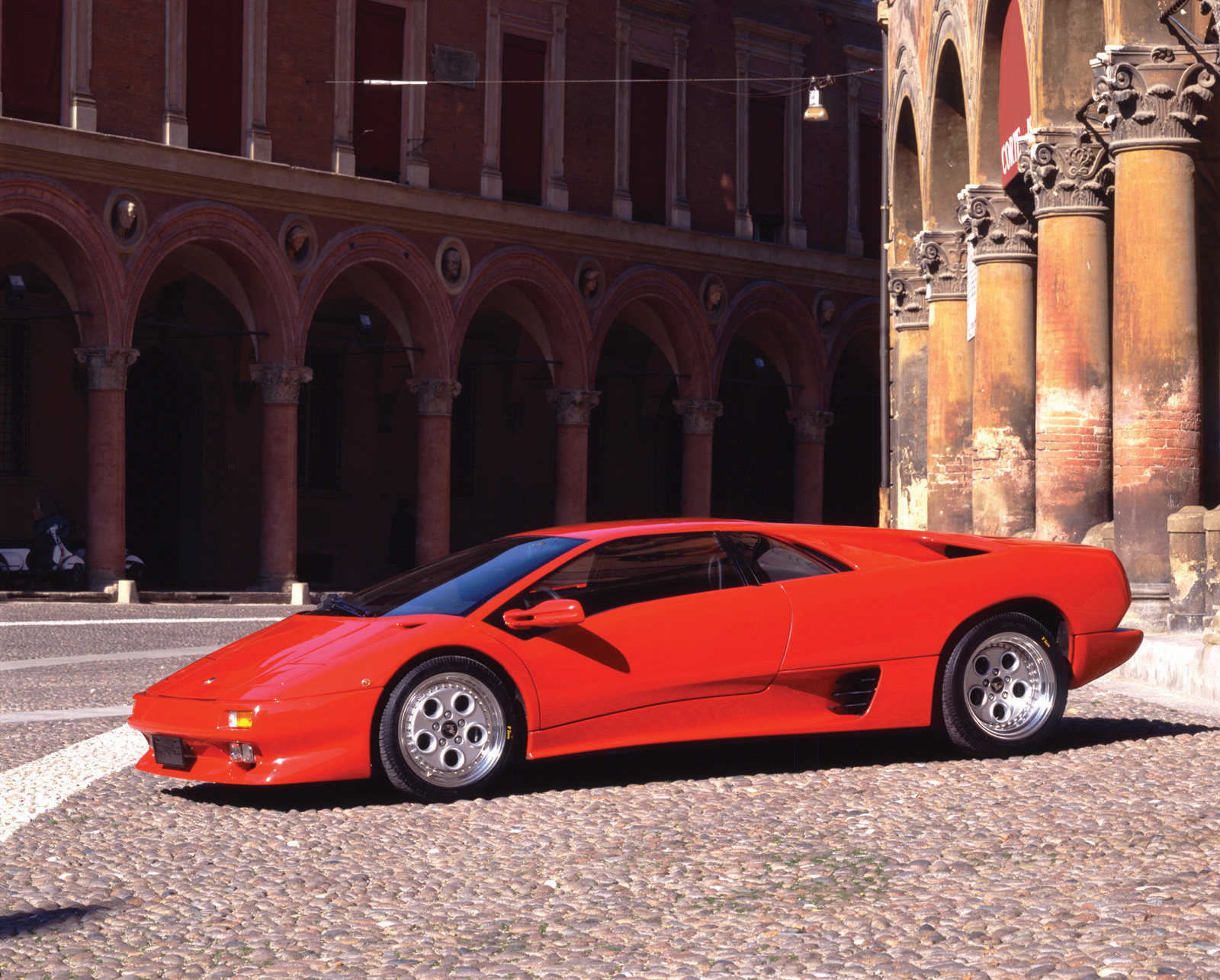 Lamborghini Diablo  VT 492 KM - dane techniczne, wymiary, spalanie i opinie