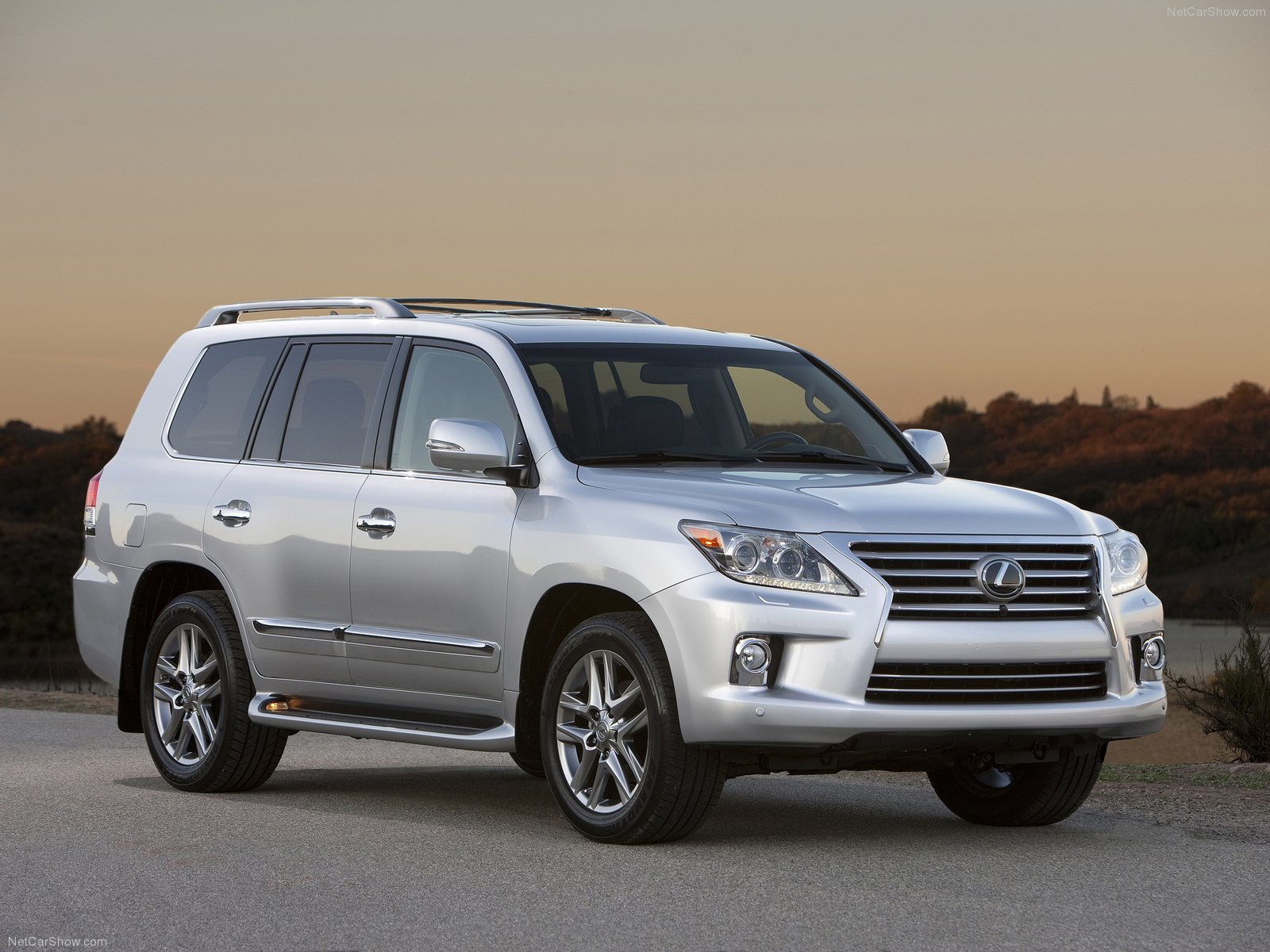 Lexus LX  570 5.7 AT (367 KM) 4WD - dane techniczne, wymiary, spalanie i opinie