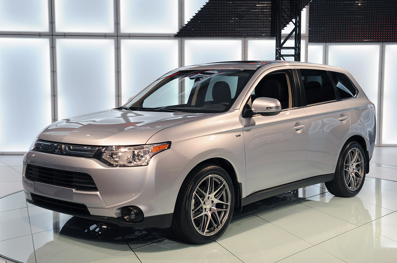 Mitsubishi Outlander 2.4 CVT (167 HP) 4WD - dane techniczne, wymiary, spalanie i opinie