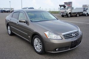 Nissan Fuga 4.5L V8 333 KM Sedan