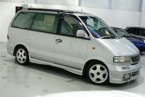 Nissan Largo 2.4 i 16V 145 KM Minivan