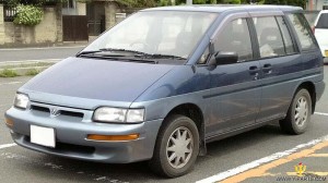 Nissan Prairie  2.0 i 98 KM Minivan