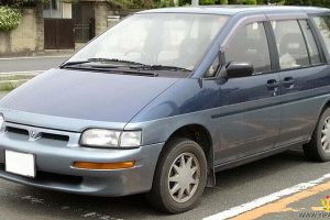 Nissan Prairie  2.4 i 133 KM Minivan