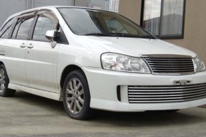 Nissan Prairie  2.0 i 16V 4X4 140 KM Minivan