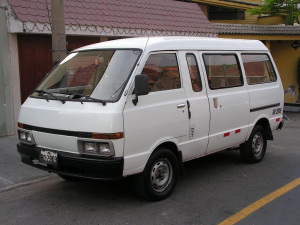 Nissan Vanette 2.4 i 105 KM Minivan