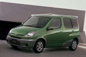 Toyota Funcargo 1.5 i 16V 106 KM Minivan