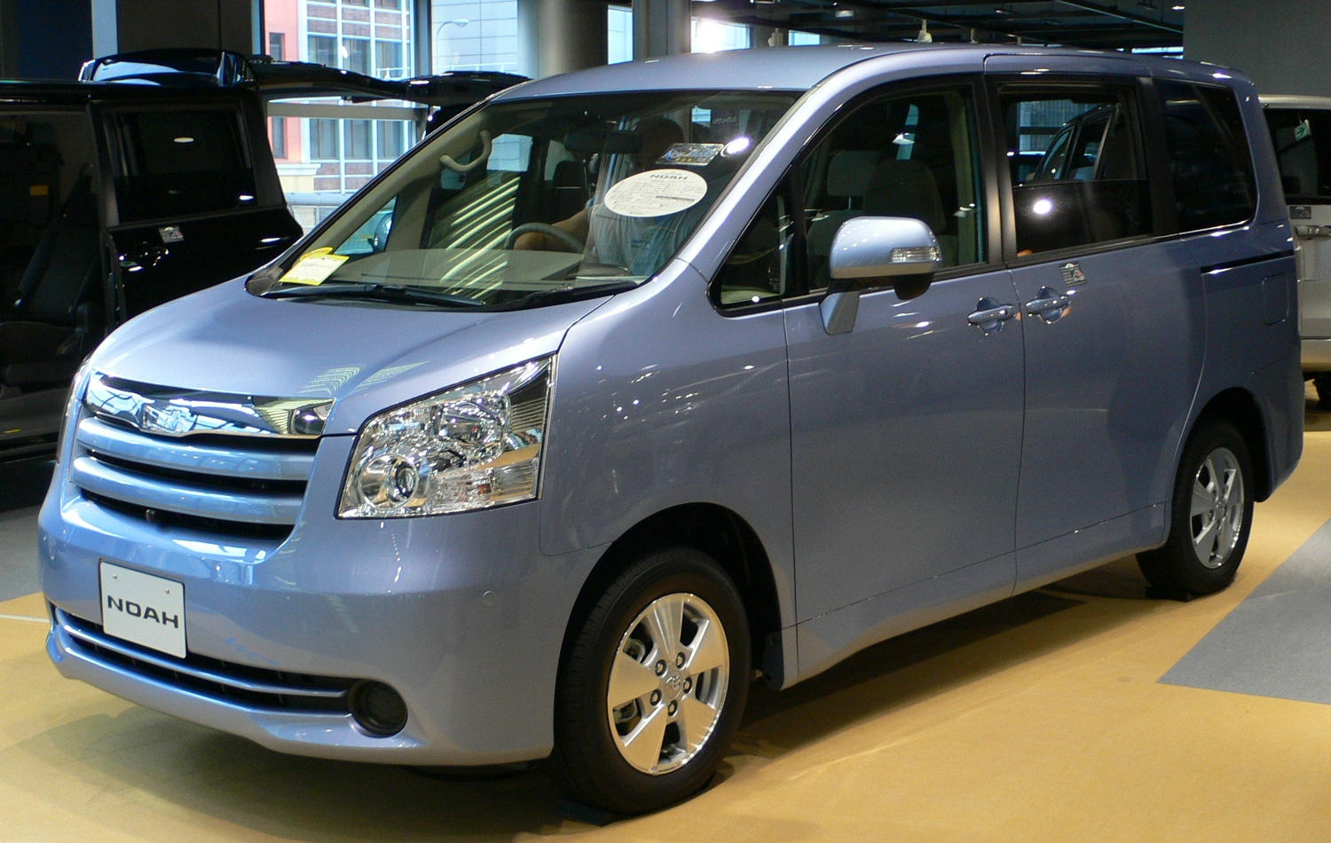 Toyota Noah  2.0 i 156 KM - dane techniczne, wymiary, spalanie i opinie