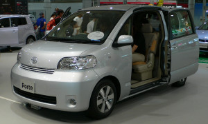 Toyota Porte  1.3i 88 KM Minivan