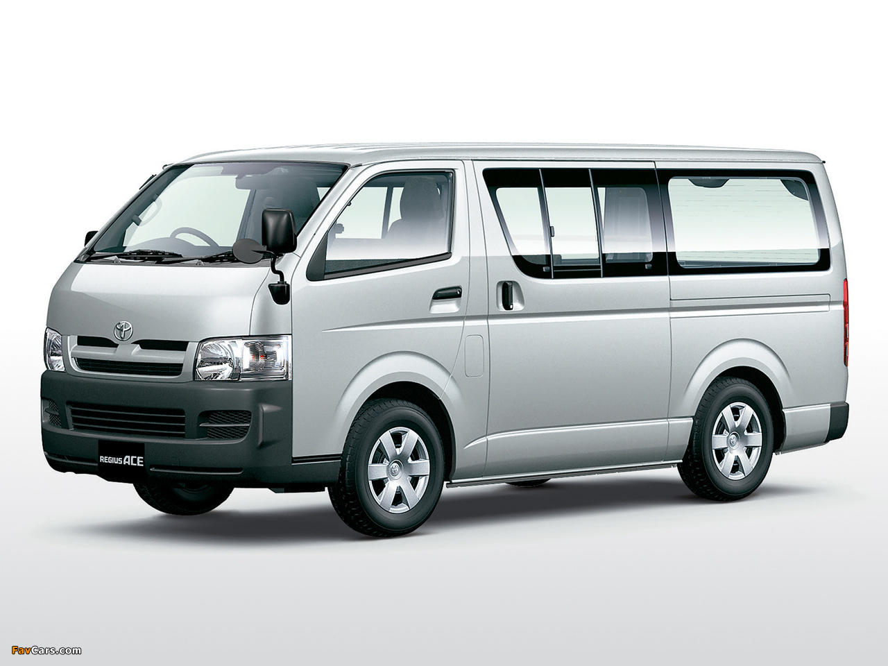 Toyota Regius  2.4 i 120 KM - dane techniczne, wymiary, spalanie i opinie