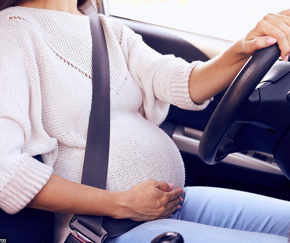 Jak w prawidłowy sposób zapinać pasy w czasie ciąży?
