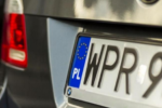 Jak zdjąć tablice rejestracyjne?