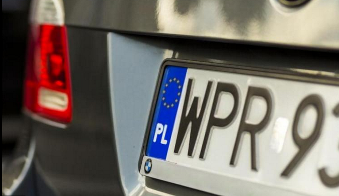 Jak zdjąć tablice rejestracyjne?