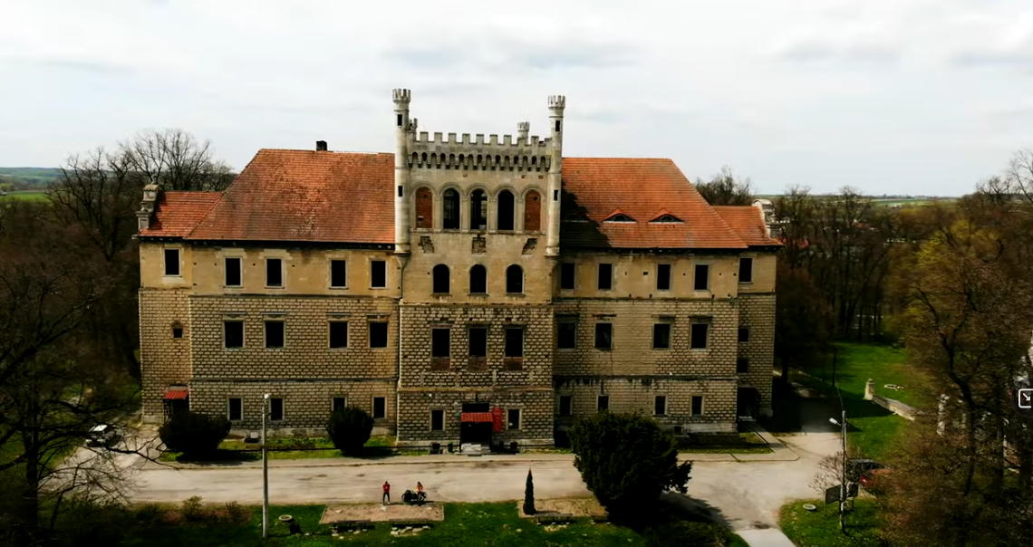 Zamek Mirów w Książu Wielkim