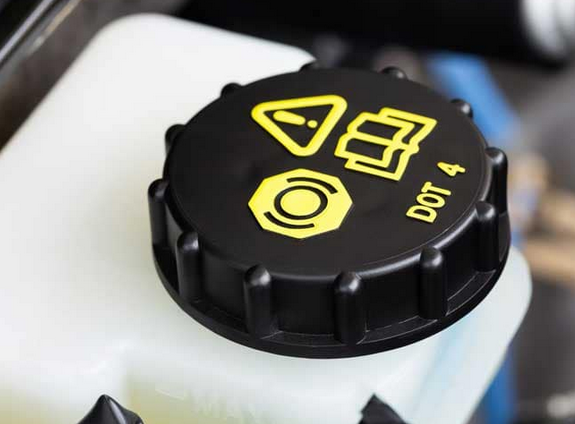 Oznaczenie płynu hamulcowego zazwyczaj jest na nakrętce